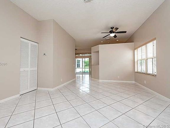 5th image of 925 Tanglewood Cir