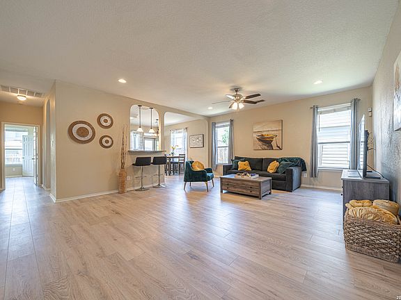 3rd image of 431 DIANA DR