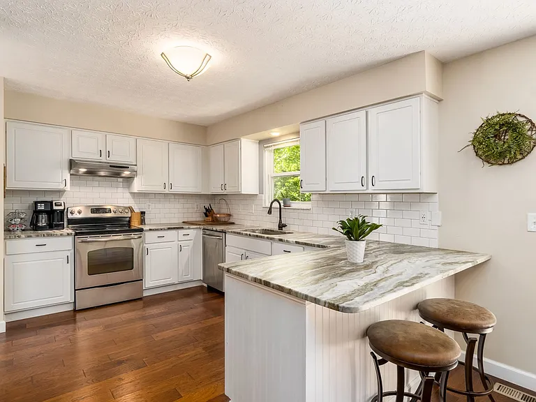 W Hull Dr — Photo 2
