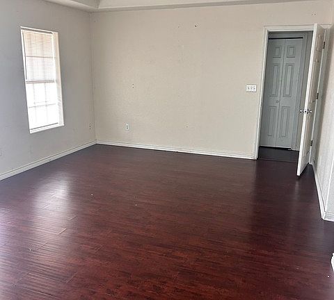 5th image of 109 E Pecos St
