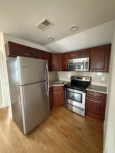 81 Lester St Photo 1
