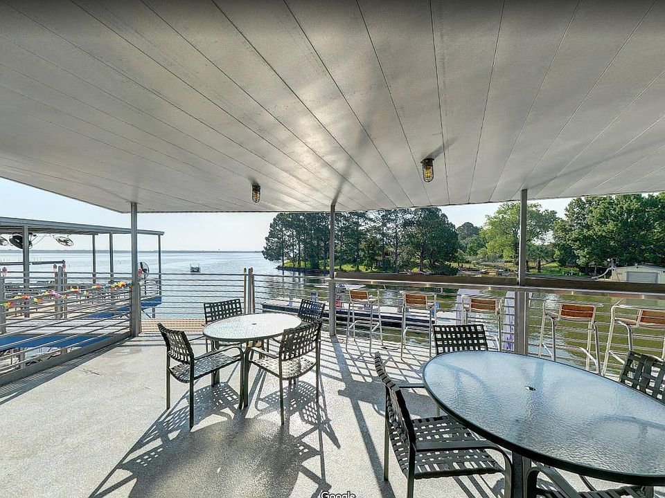 Tiki Hut Bar & Grill