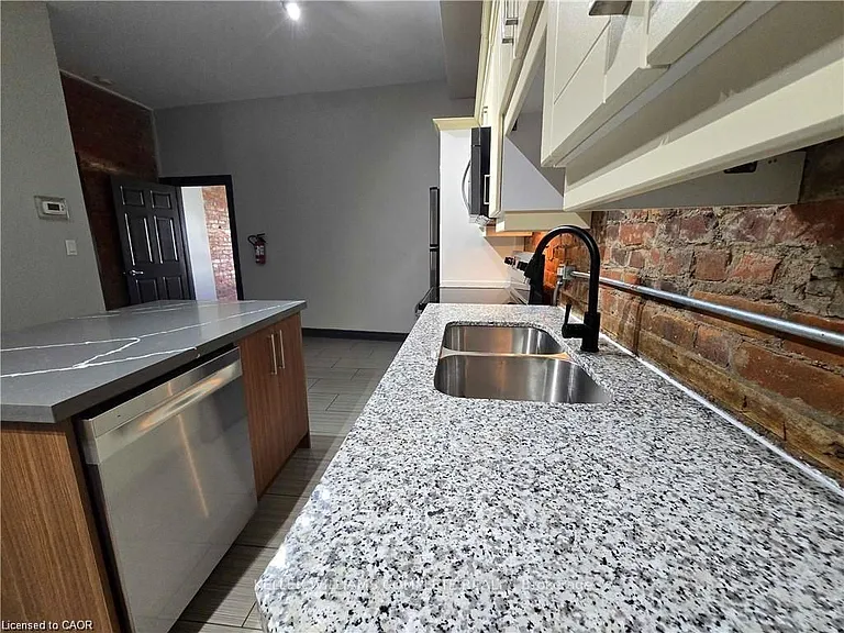 473 King St W #B — Photo 2