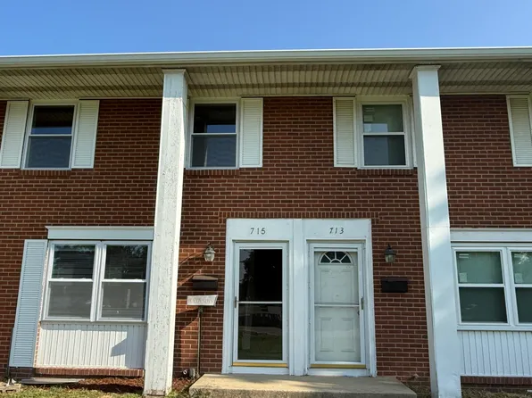 715 Old Indian Trl, Aurora, IL 60506