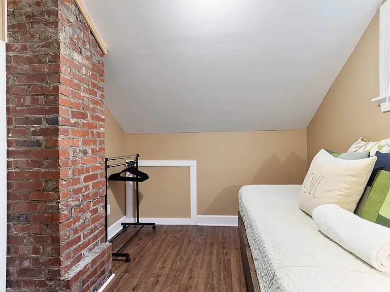 Landon's Room in the walk-up attic at Hunsucker's Place features two twin memory foam beds, a Smart TV, and a cozy ambiance. This charming space offers comfort and privacy, all just minutes from Downtown Greensboro and Cone Health Hospital.