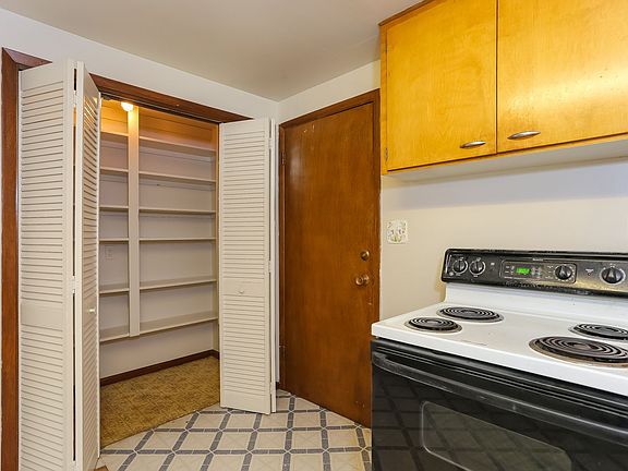 5th image of 2408 Lake Dr