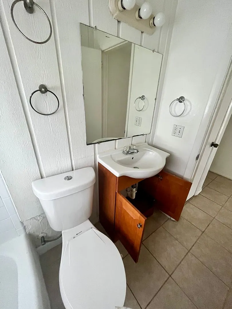 Large Single-family home features 3 bedrooms, 1.5 bathrooms. — Photo 4