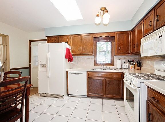 4th image of 15413 Devonshire Ln