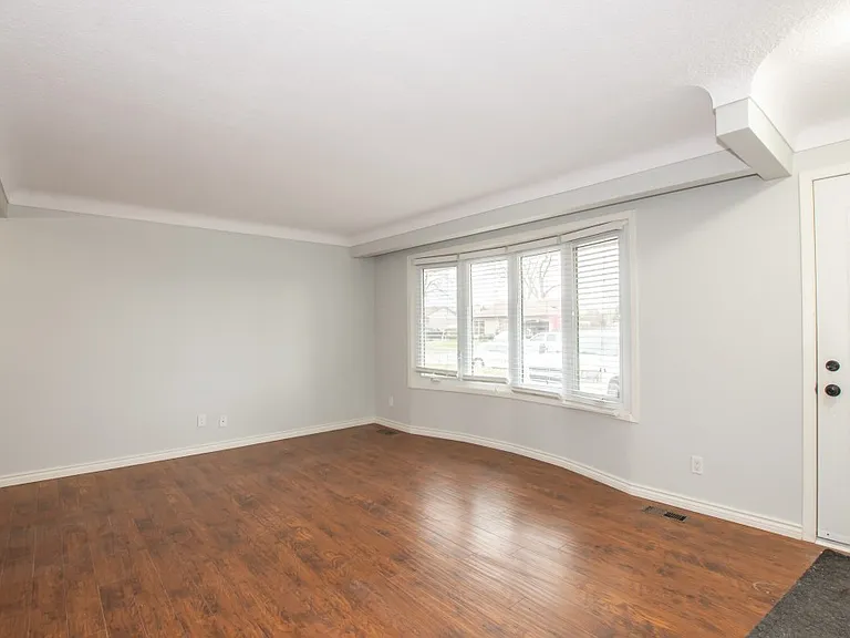 54 Trelawn Pkwy — Photo 2