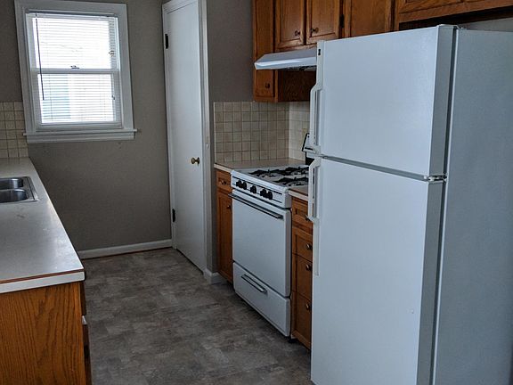 Kitchen with new range hood