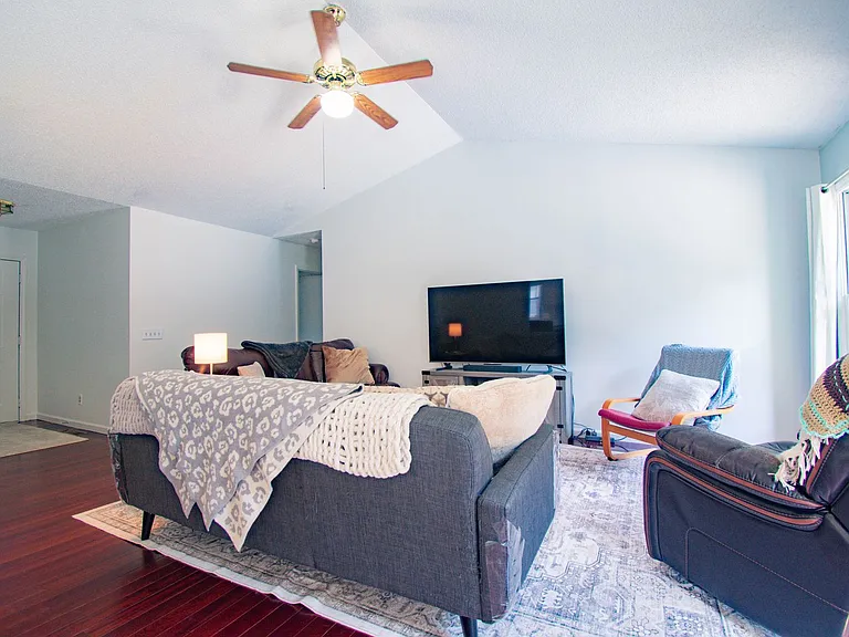 20 N Hillside Dr — Photo 5