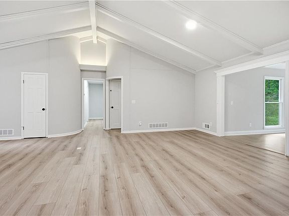 5th image of 1180 Lakeshore Cir