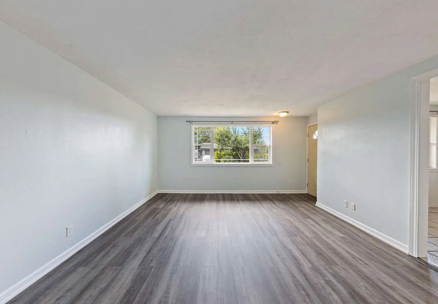 3 bed, 1.0 bath, 1024 sqft, $2,100 — Photo 3