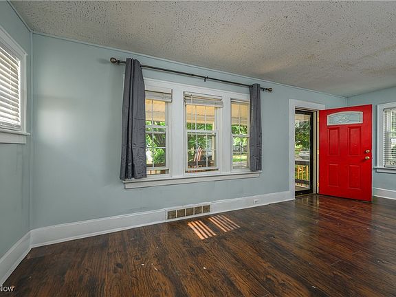 4th image of 796 Lakewood Blvd
