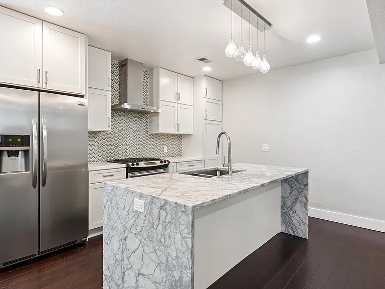 2222 E 21st Ave — Photo 9
