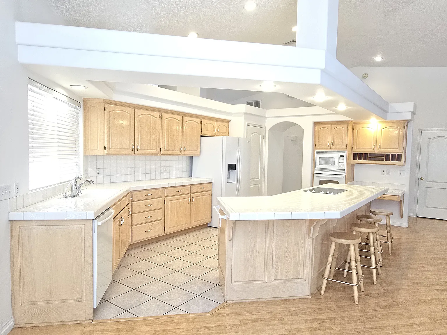 3 bed, 2.5 bath, 2775 sqft, $2,300 — Photo 2