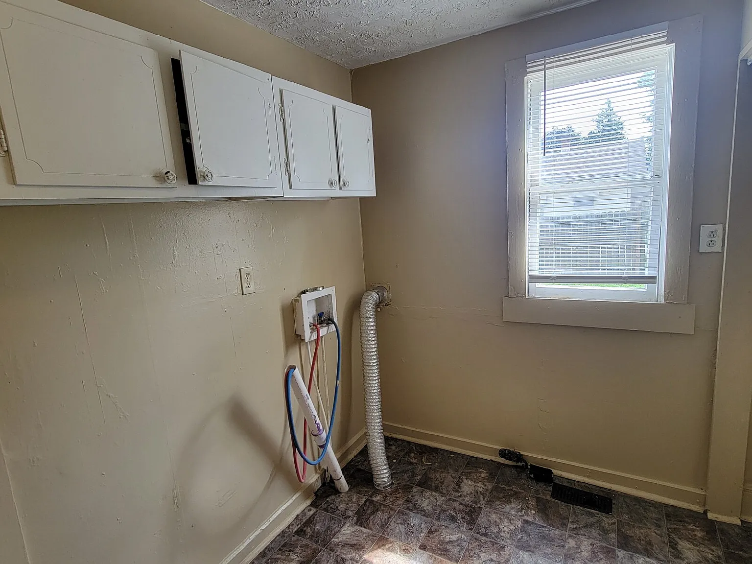 3 bed, 1.0 bath, $1,000 — Photo 2