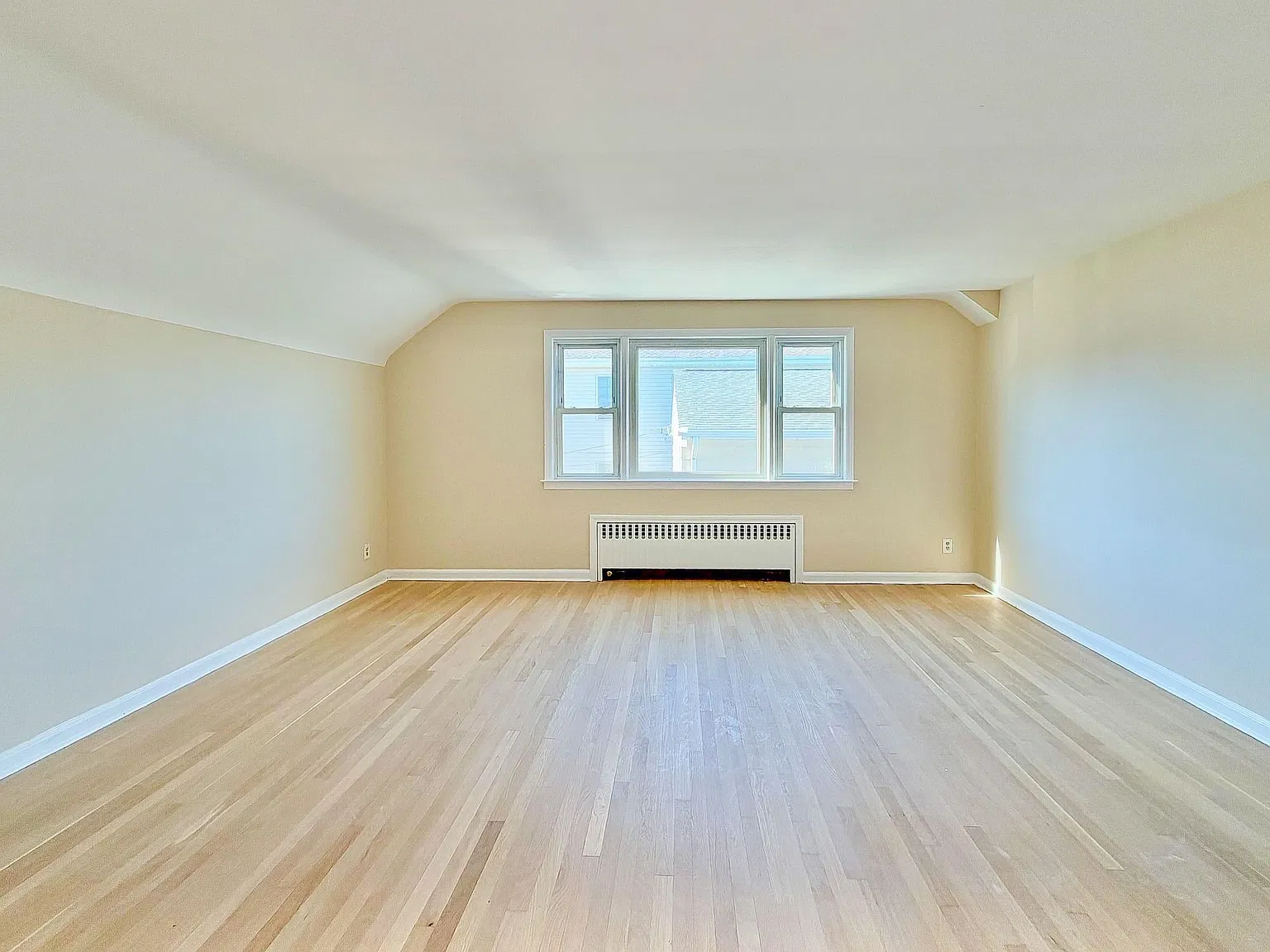 2 bed, 1.0 bath, 1070 sqft, $2,700 — Photo 2
