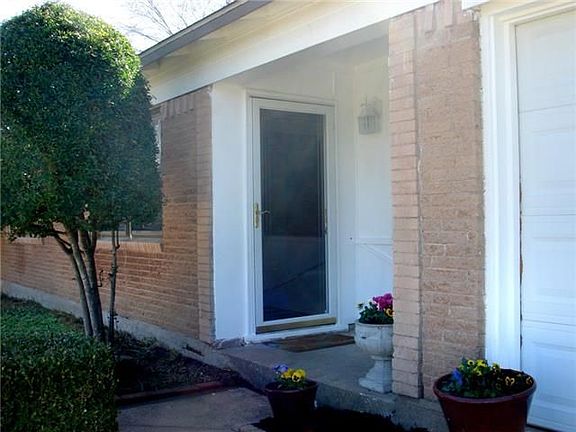 3rd image of 4867 Bedford Dr