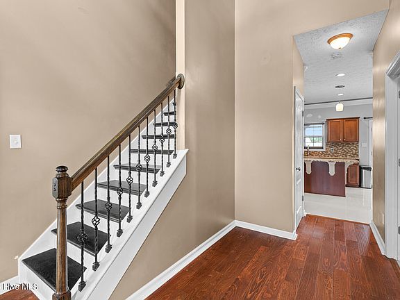 5th image of 111 Cypress Manor Court