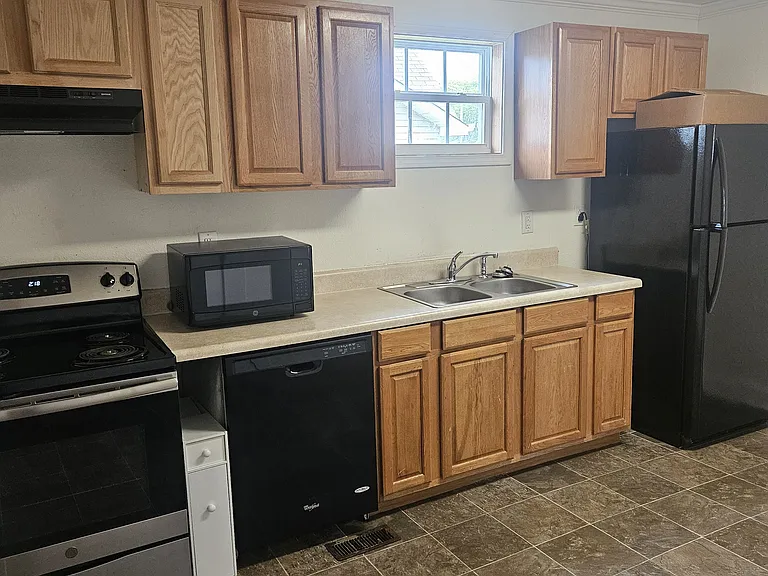 1411 Irwin Ave — Photo 6