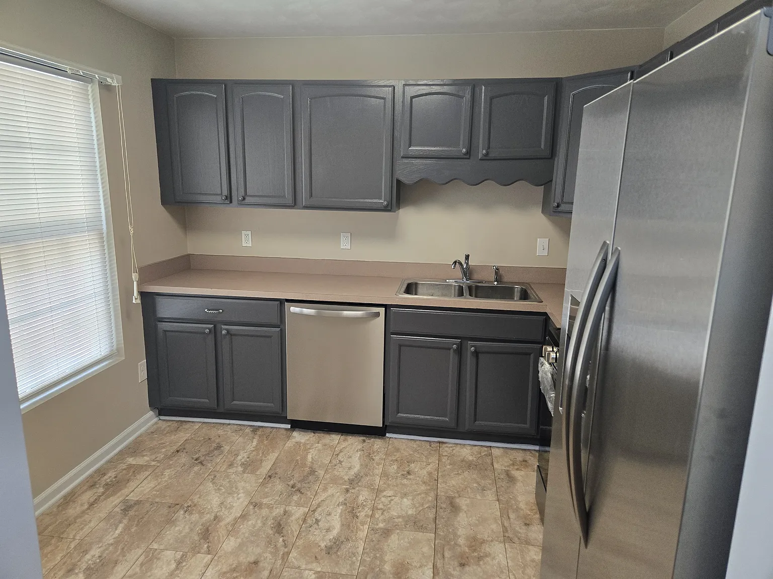 3 bed, 1040 sqft, $2,100 — Photo 3