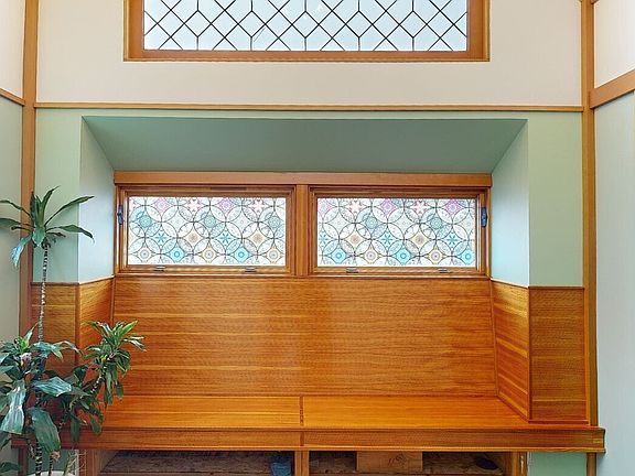 Light and bright entry with vaulted ceilings and inlayed floors>