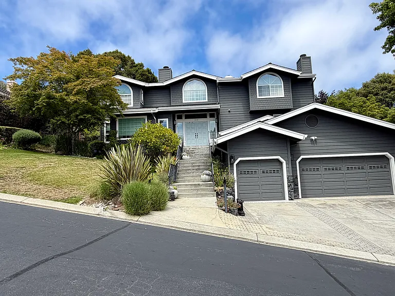 102 Victoria Ln — Photo 1