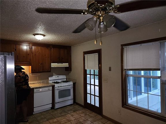 2nd image of 3234 Valley View St