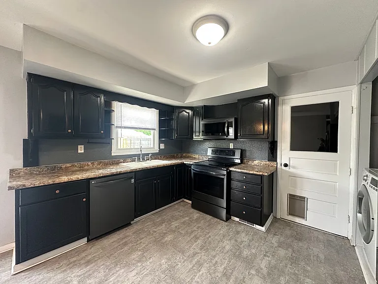 2063 W Highland Ln — Photo 5