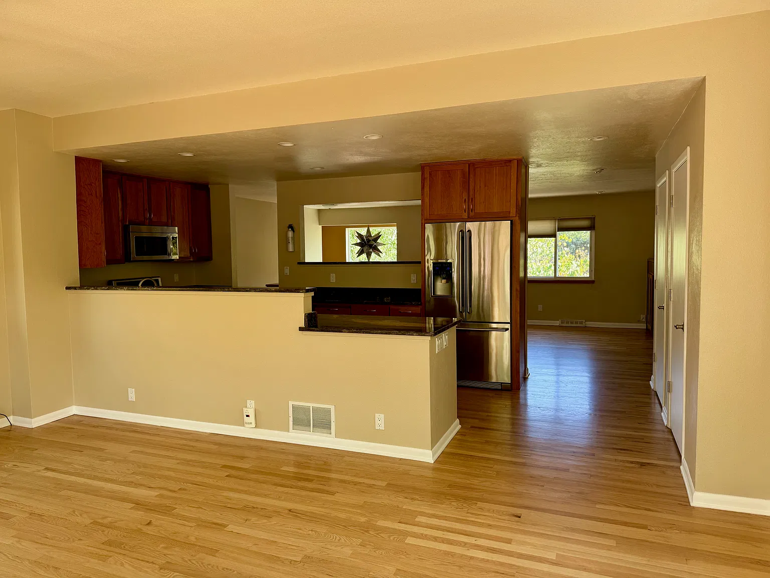4 bed, 2540 sqft, $4,750 — Photo 3