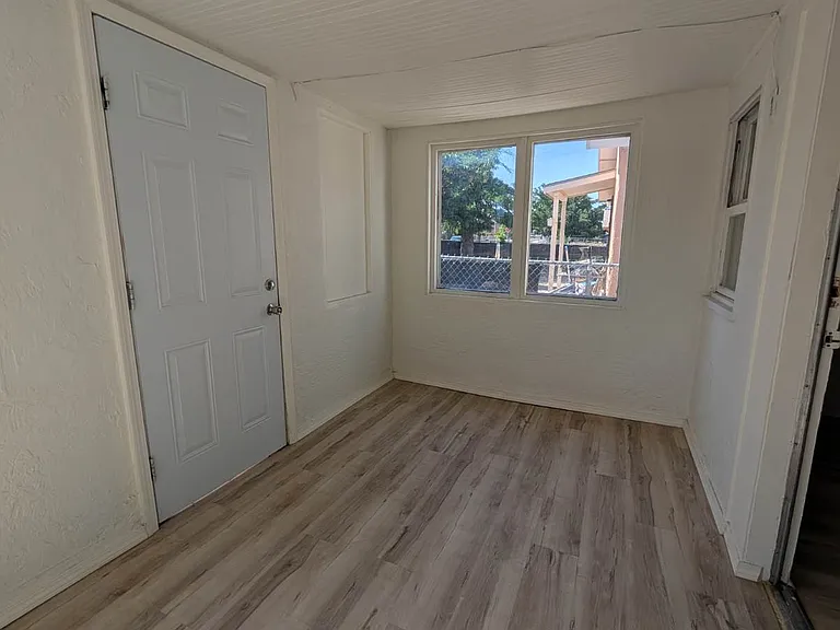 1219 Edith Blvd SE — Photo 7