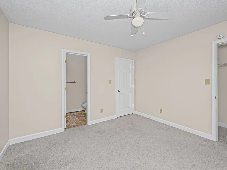 5918 King Charles Ct — Photo 32