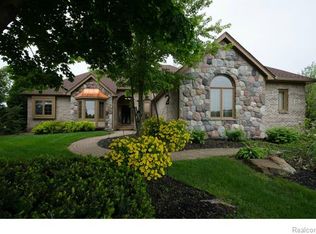 325 Nairn Cir, Highland, MI 48357