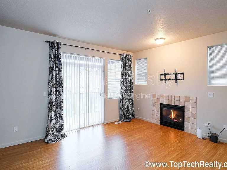 477 NE Edgeway Dr — Photo 8