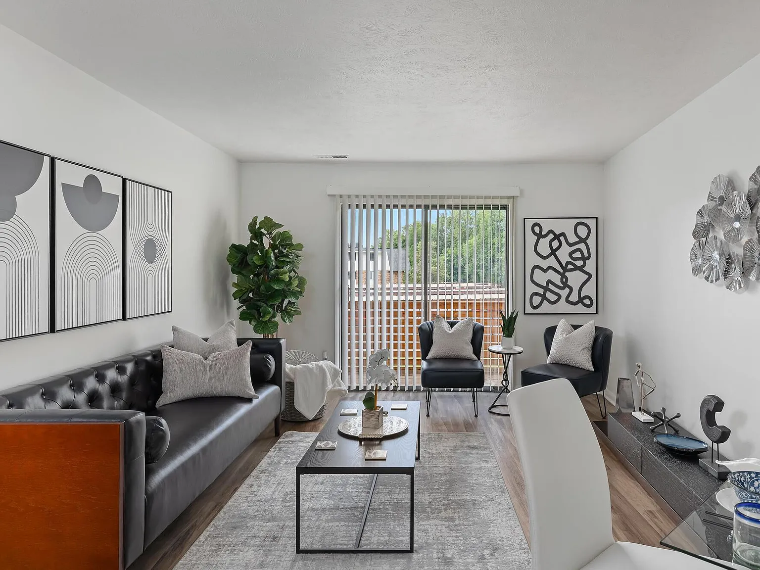 The Columns Apartments — Photo 1