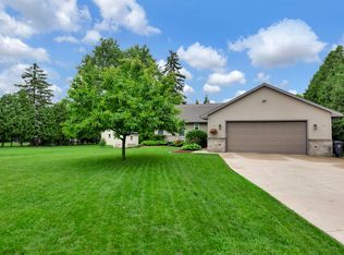 819 Briarwood Ave, Little Chute, WI 54140