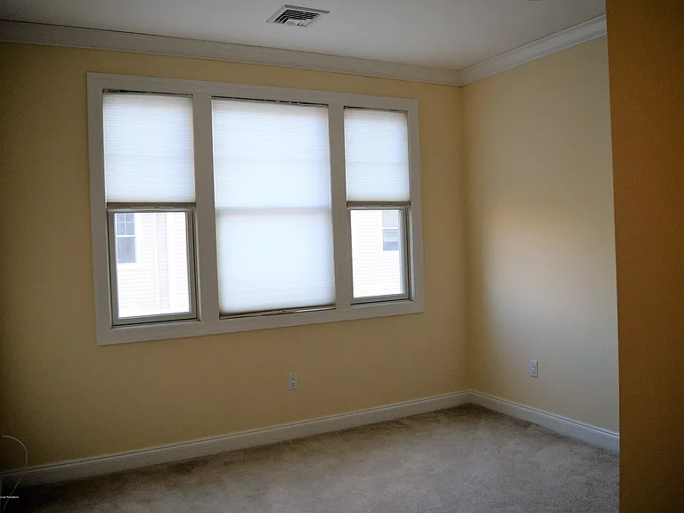606 Park Ave — Photo 38