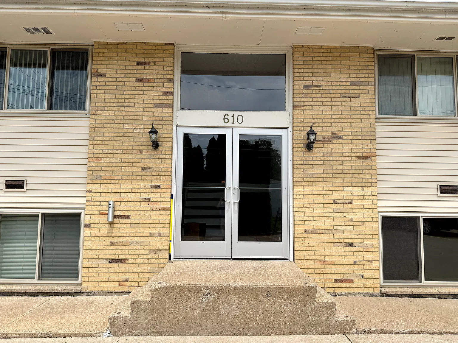 610 Sunset St — Photo 2