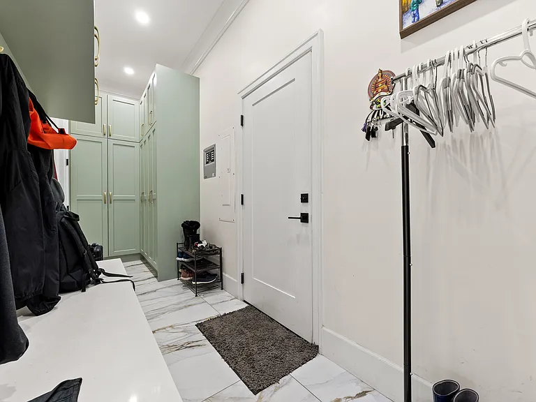 953 Jarvis St — Photo 22