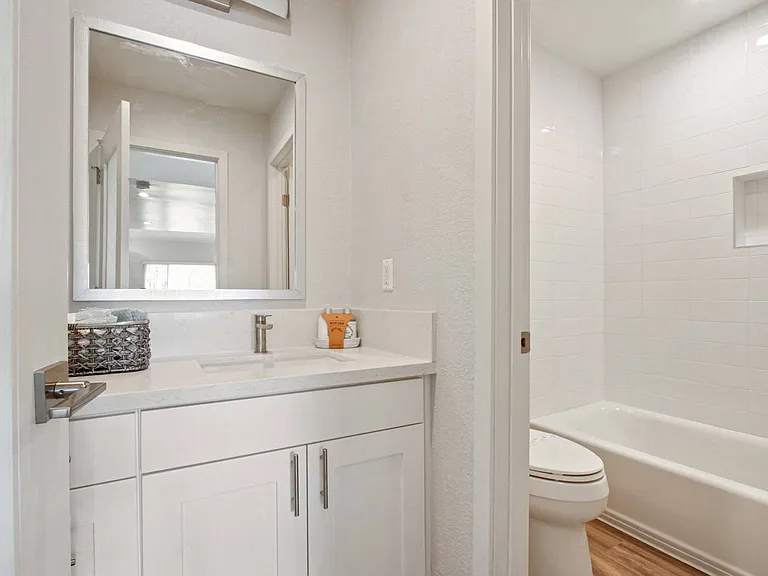 Woodcliff Apartments — Photo 58