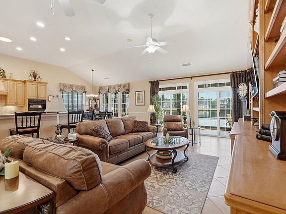 5th image of 241 Wedgefield Dr.