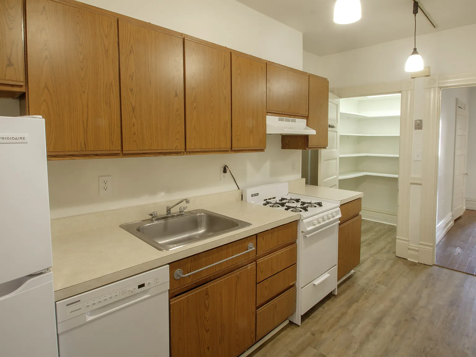 2 bed, 910 sqft, $1,300 — Photo 4