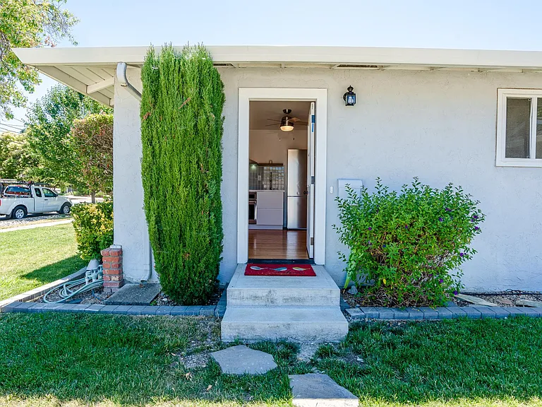 3985 Royal Arch Dr #B — Photo 2