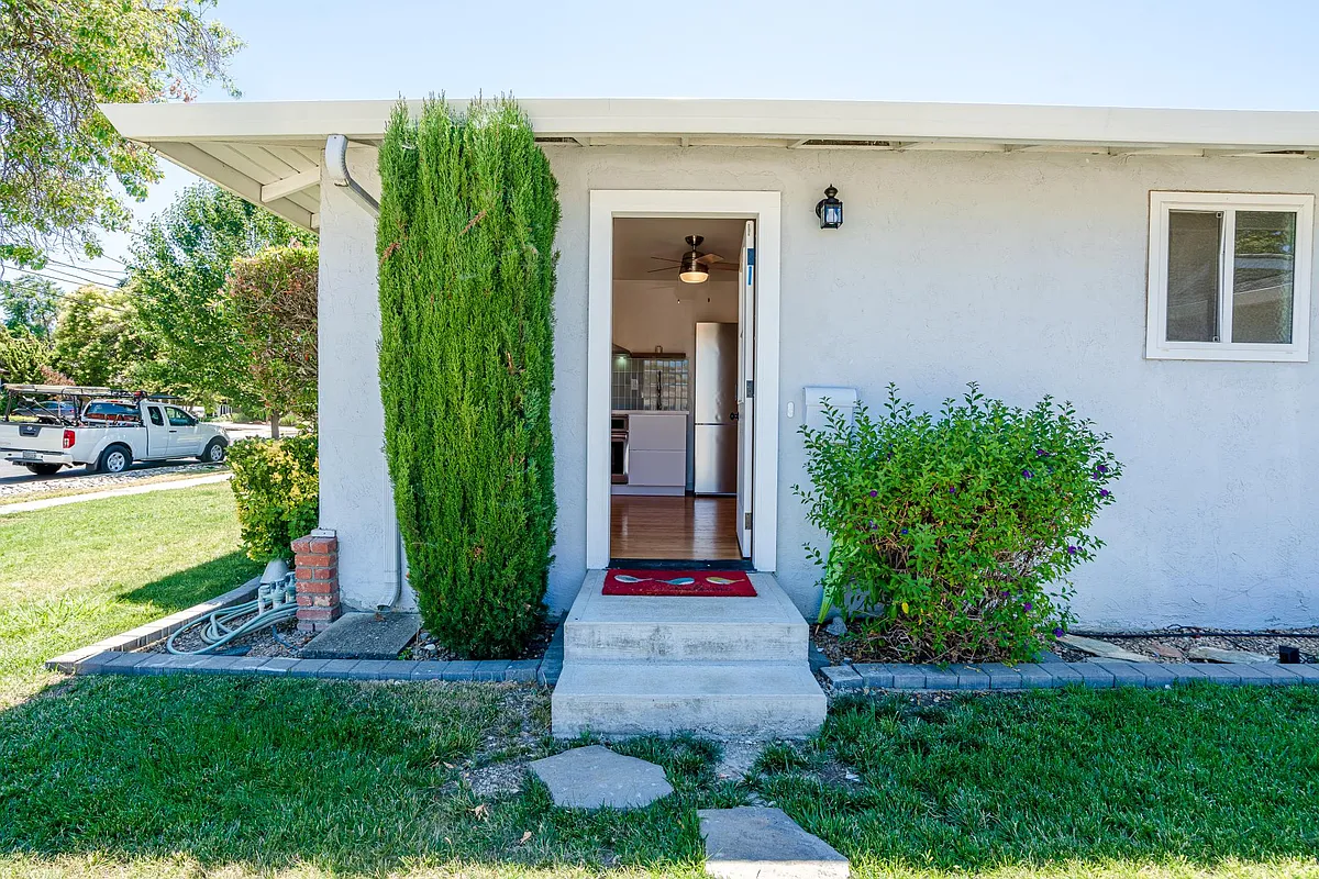Building Photo - 3985 Royal Arch Dr #B