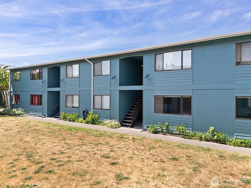 5th image of 2938 E Walnut Street