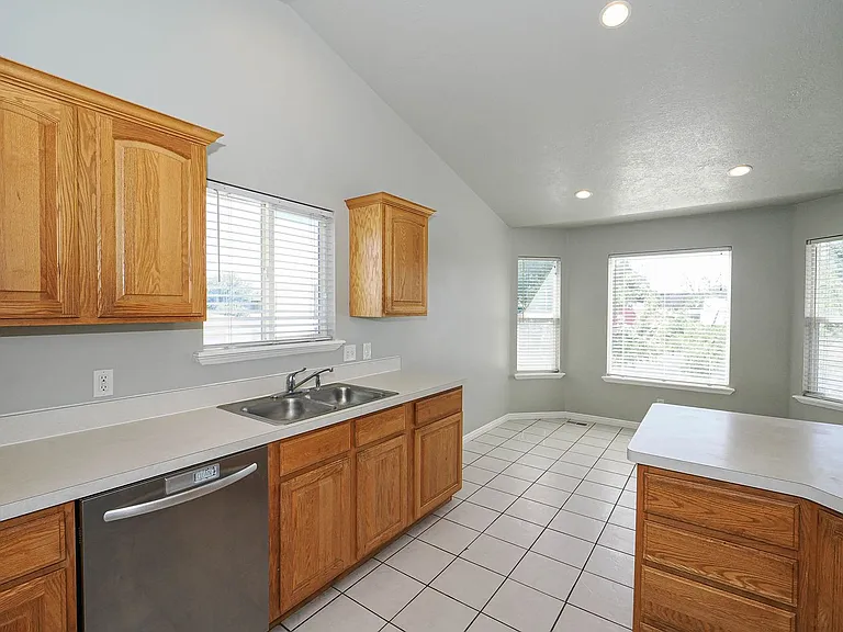 537 N 400 W — Photo 4