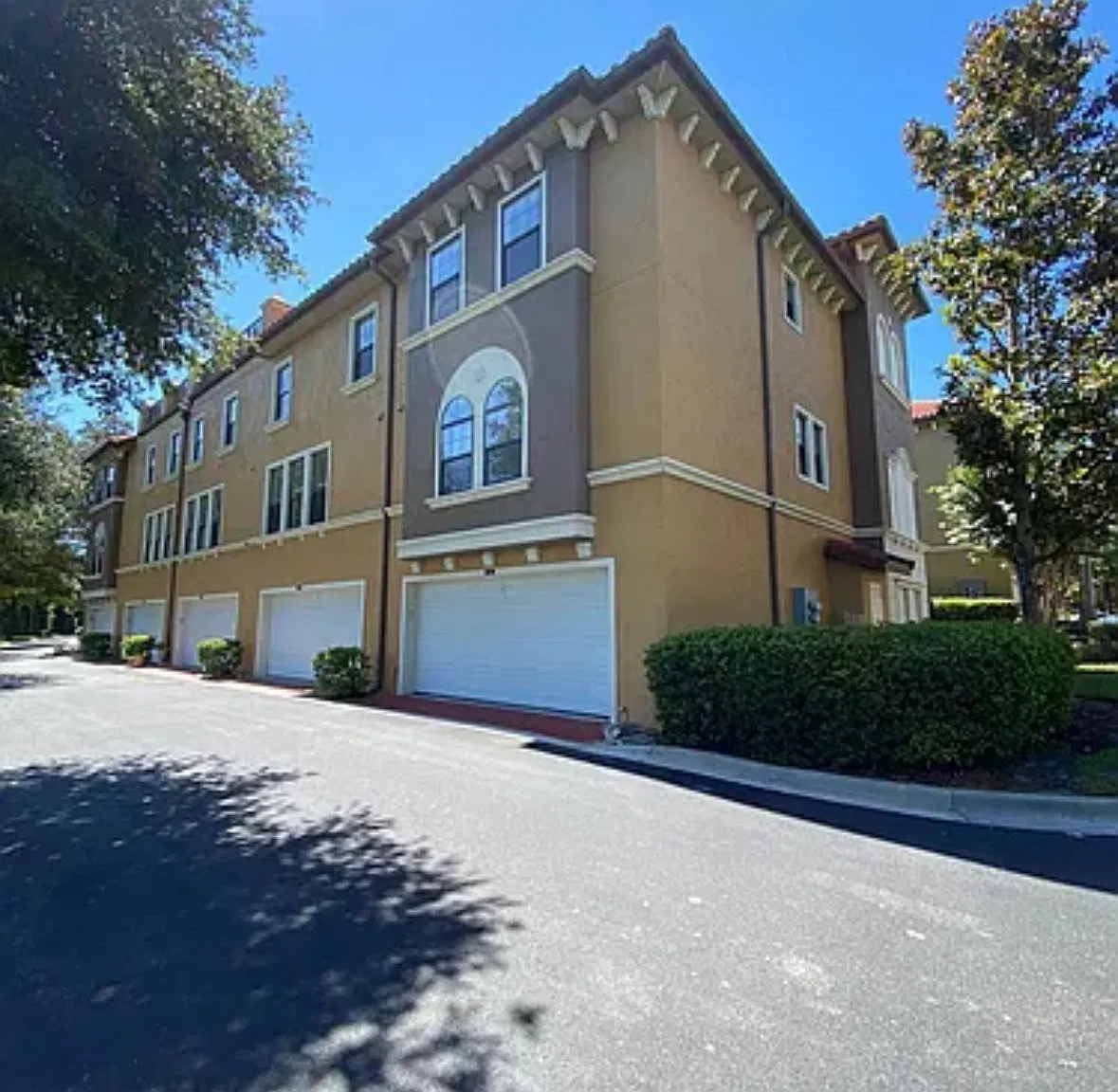 4 bed, 3.5 bath, 2482 sqft, $2,999 — Photo 3