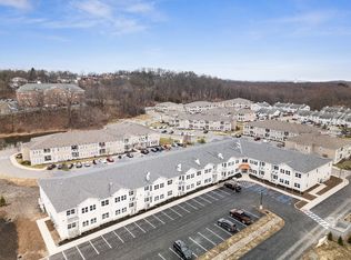 306 Bluestone Ct #117, Maybrook, NY 12543