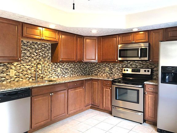 5th image of 580 Deerwood Ave E